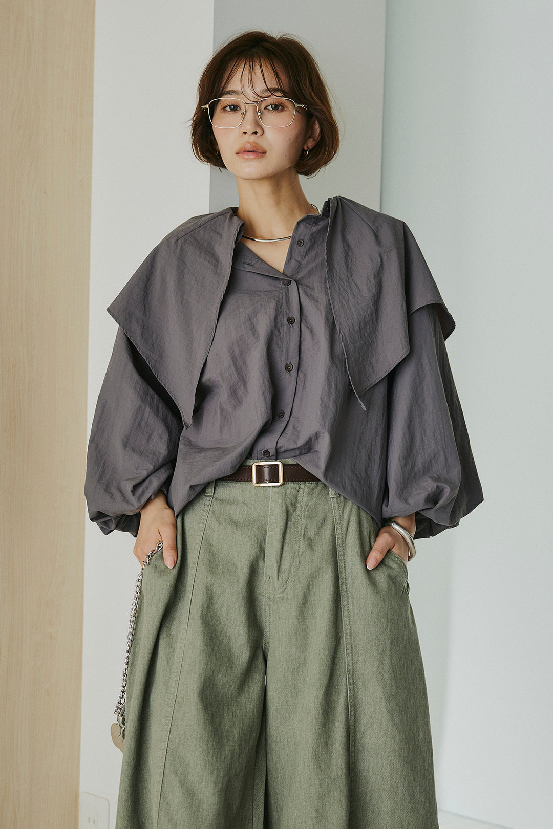 [SET]ケープカラーナイロンブラウス+サイドベルトカーブワイドパンツ(2set)