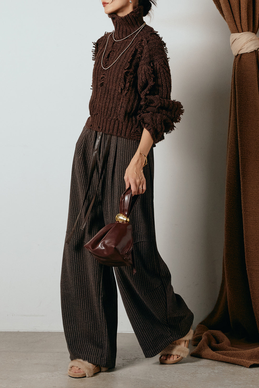 [SET]フリンジタートルショートニット+レザーライク配色ストライプパンツ(2set)