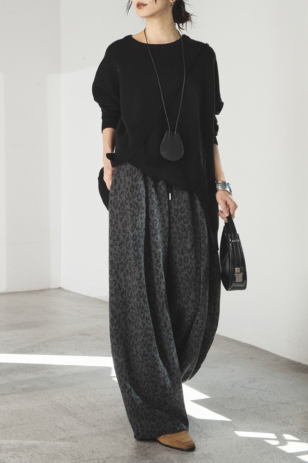 [SET]アシンメトリーデザインニットトップス+リラックスレオパード柄ワイドパンツ(2set)