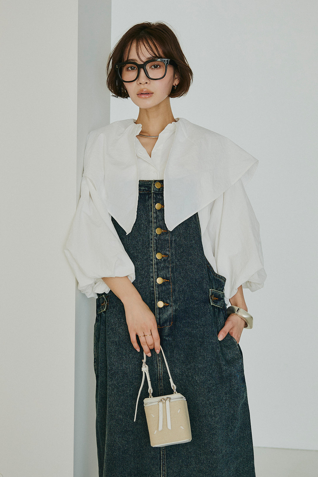 [SET]ケープカラーナイロンブラウス+配色ショルダーデニムサロペットスカート(2set)