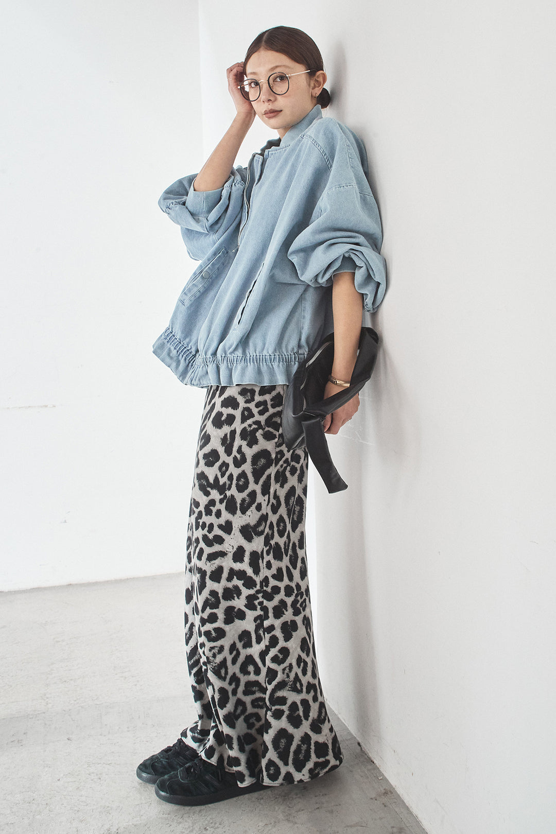 [SET]袖シャーリング裾フリルデニムブルゾン+レオパードサテンナロースカート(2set)