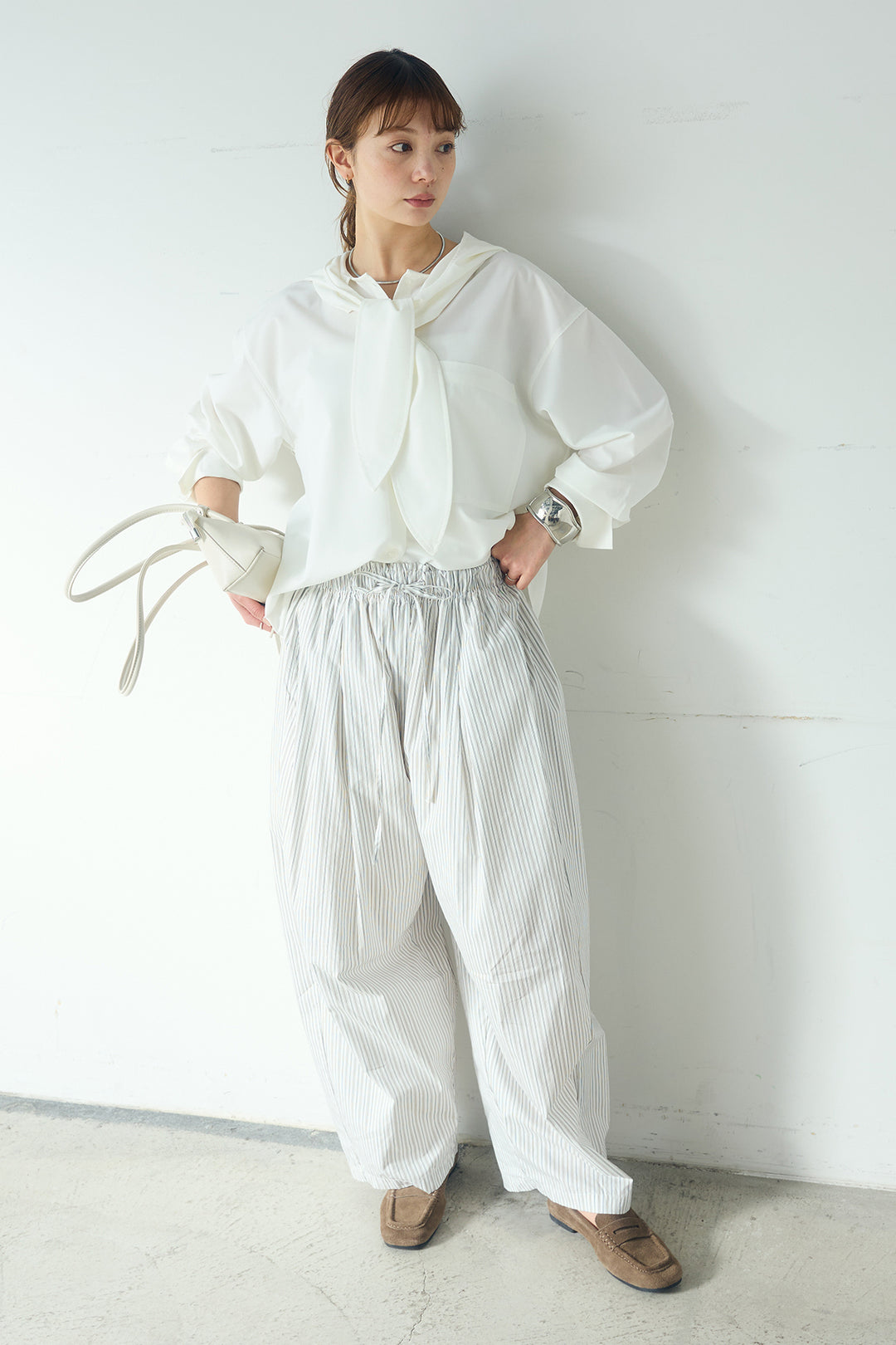 [SET]無地タイ付フーディーBIGシャツ+ランダムストライプタックギャザーパンツ(2set)