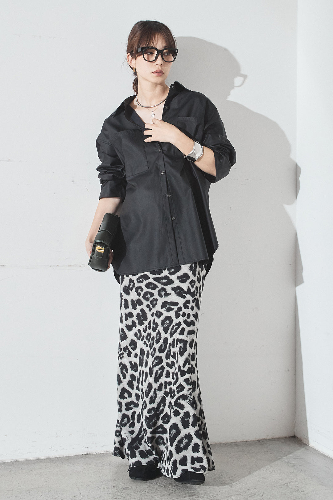 [SET]ウォッシャブルエコレザービックカフスシャツ+レオパードサテンナロースカート(2set)