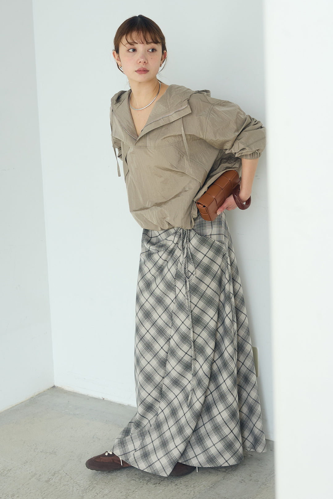 [SET]ナイロンフーディーブルゾンアウター+タータンチェック柄フロントデザインスカート(2set)