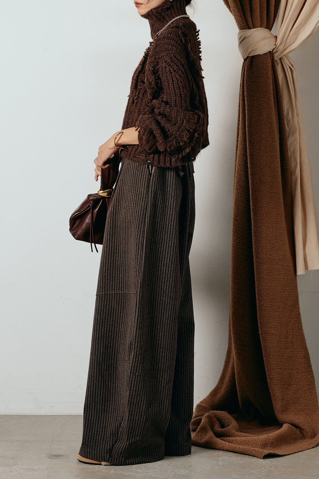 [SET]フリンジタートルショートニット+レザーライク配色ストライプパンツ(2set)