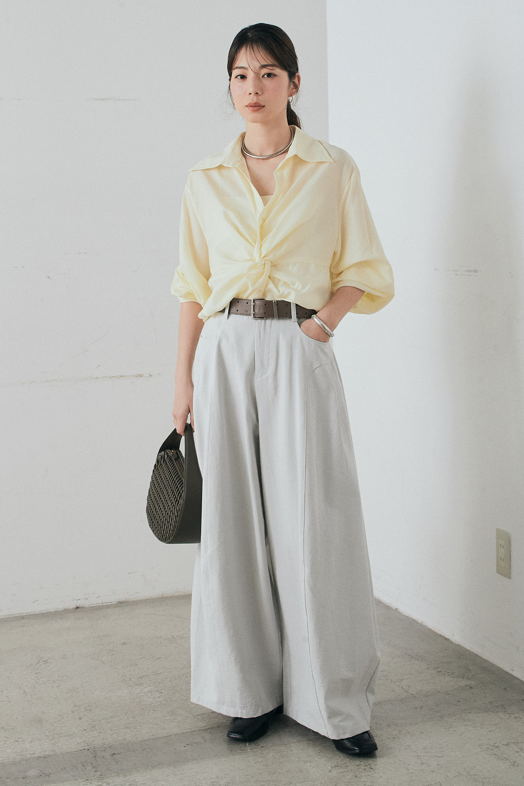 [SET]裾巻きツイストデザインシャツ+ベルト付きサイドタックワイドパンツ(2set)