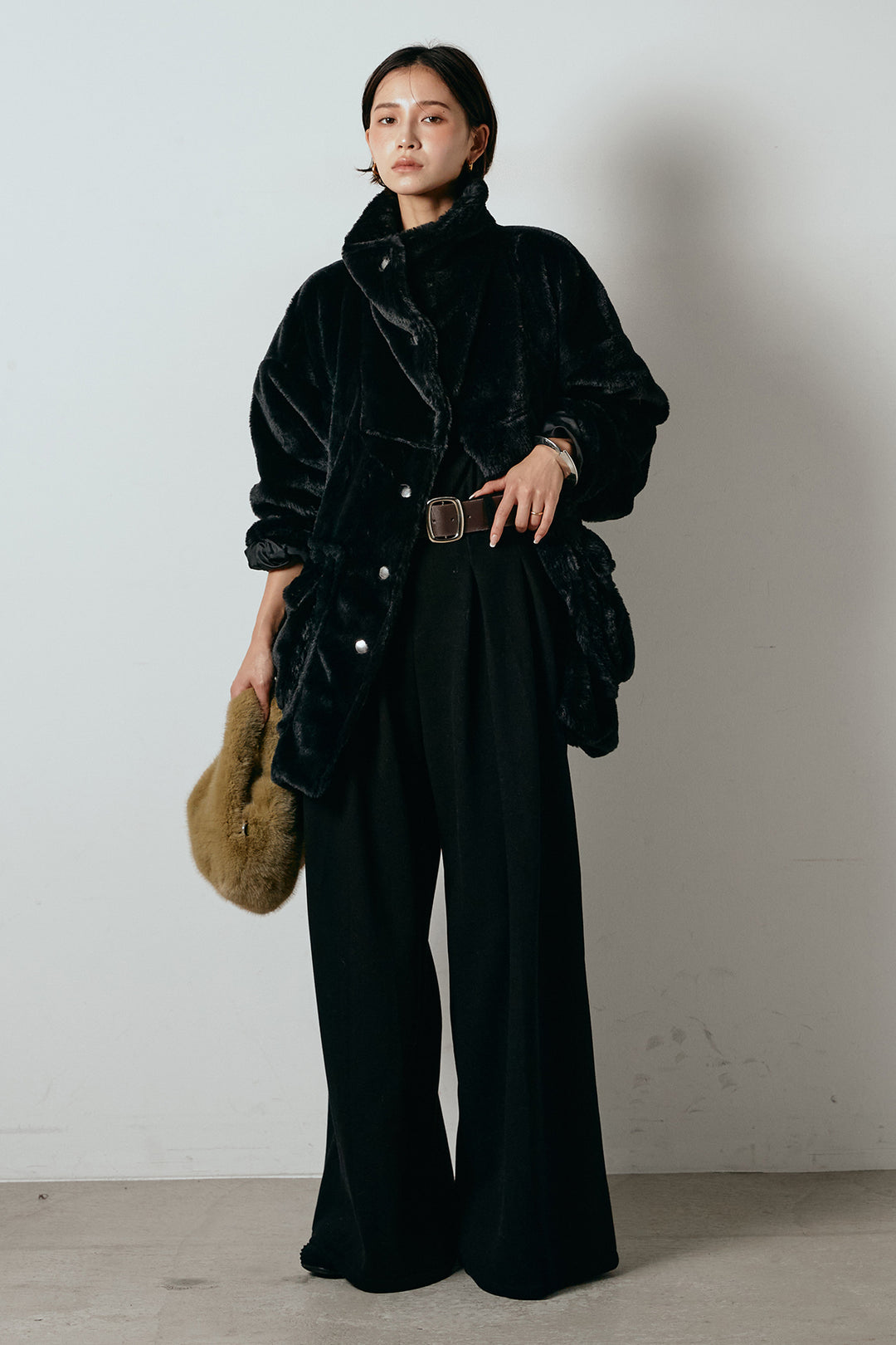 [SET]スタンドネックファーコート+フェイクレザー太ベルト付きタックワイドパンツ(2set)