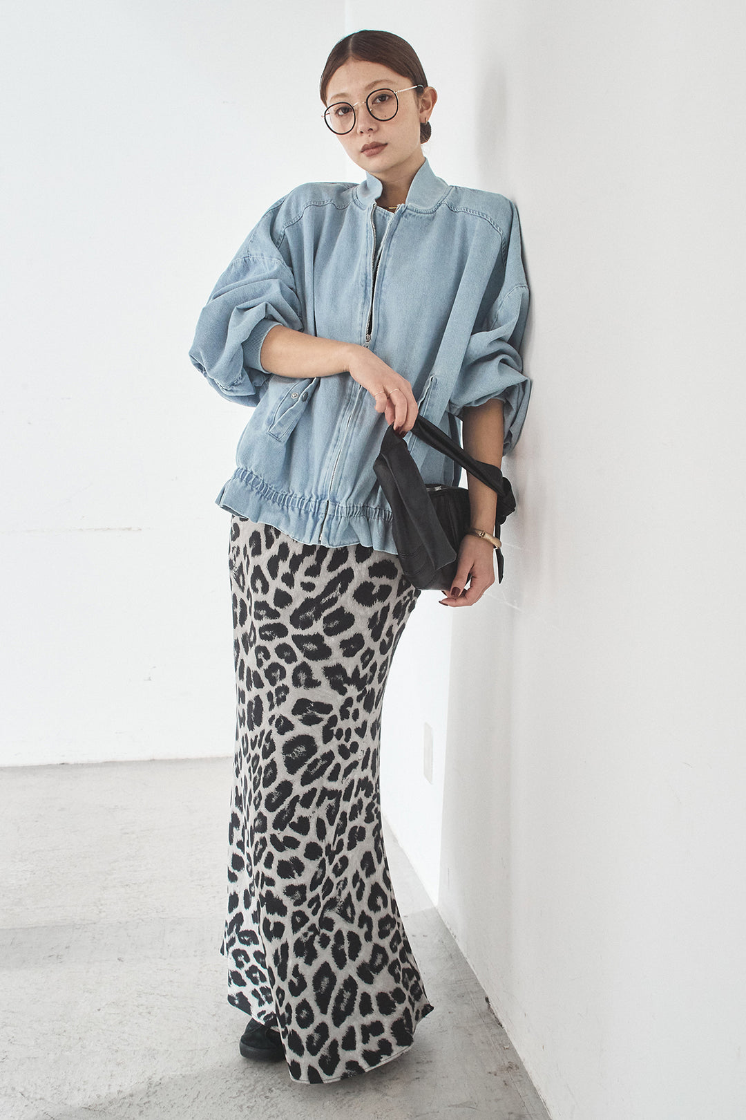 [SET]袖シャーリング裾フリルデニムブルゾン+レオパードサテンナロースカート(2set)