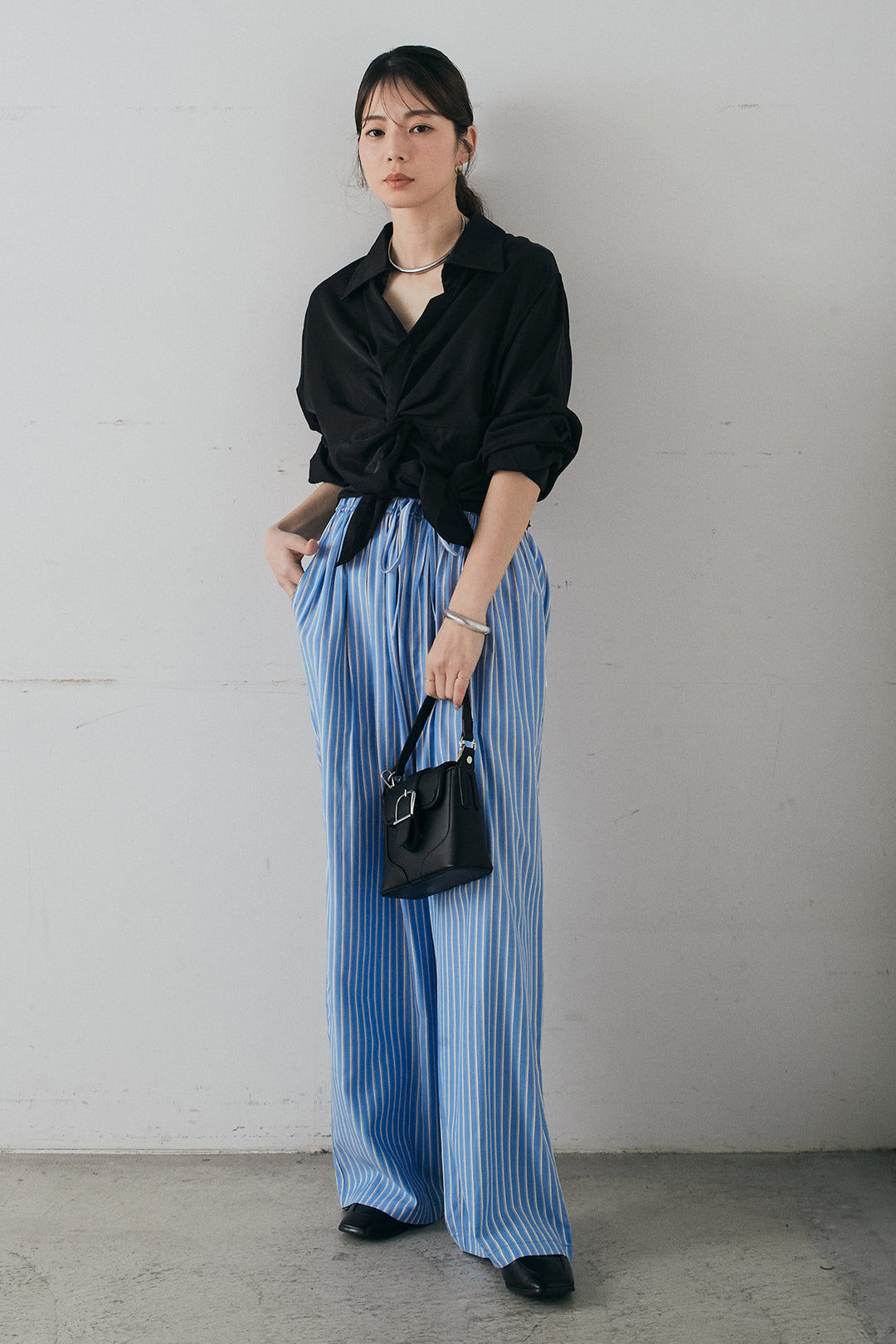 [SET]裾巻きツイストデザインシャツ+レーヨンストライプイージーワイドパンツ(2set)