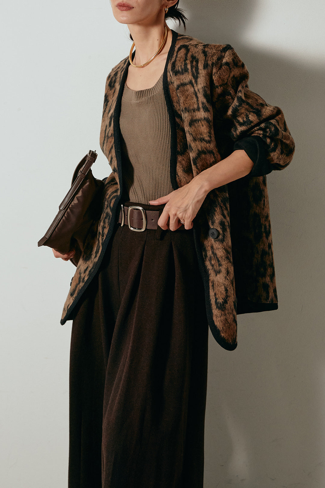 [SET]ノーカラーレオパード柄アウター+フェイクレザー太ベルト付きタックワイドパンツ(2set)