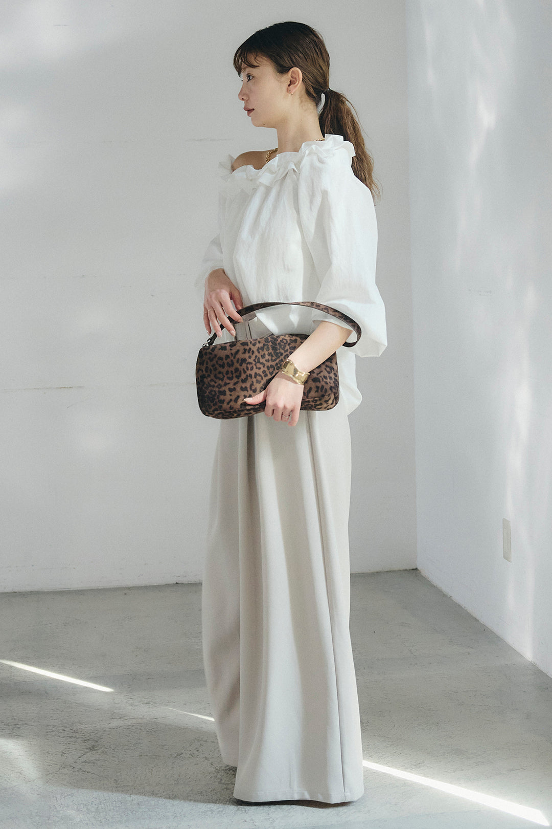 [SET]ネックフリルデザインブラウス+ベルト付きツータックワイドパンツ(2set)