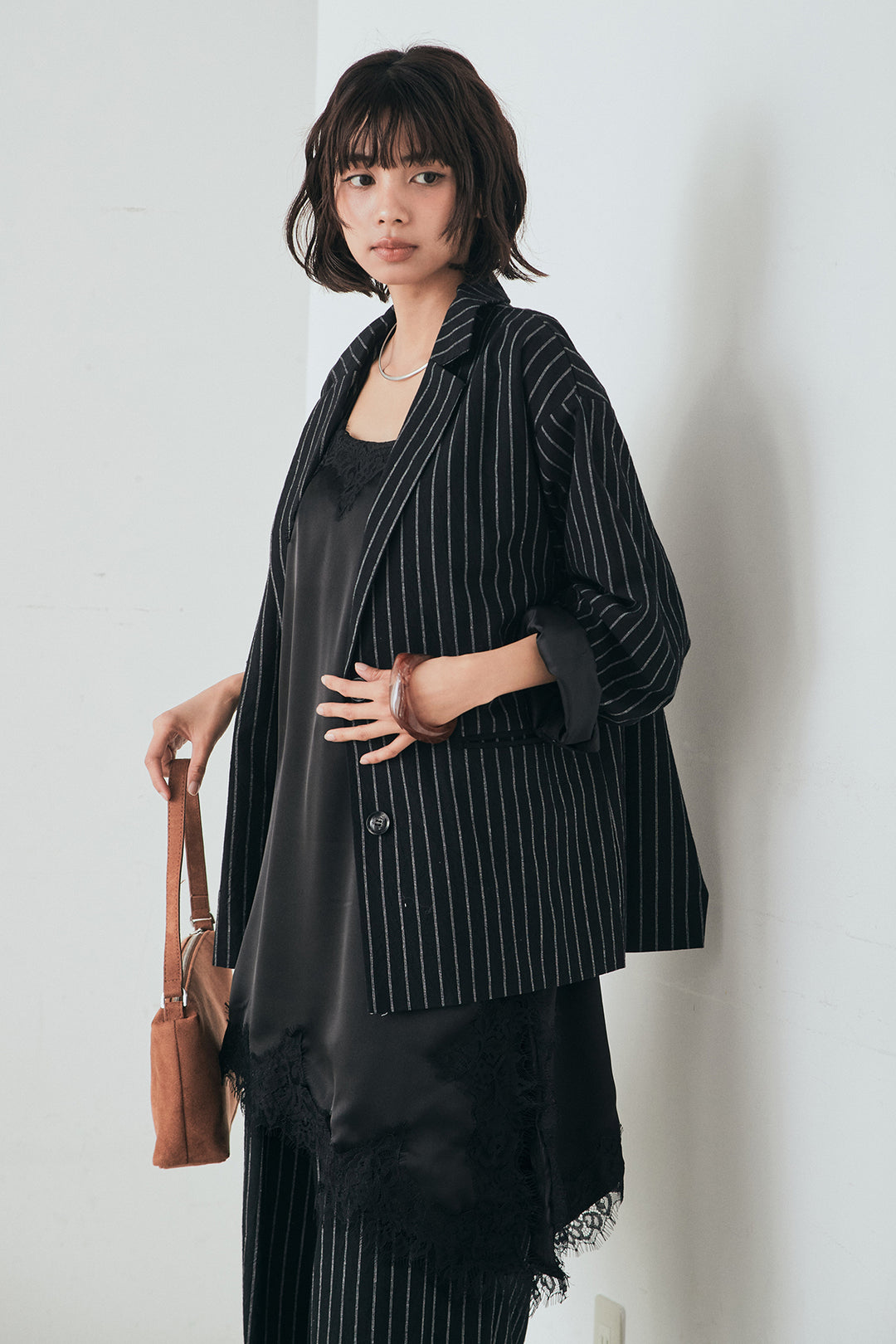 [SET]リネンライクストライプテーラードジャケット+リネンライクストライプタックイージーパンツ+サテンレースアシメキャミ(3set)