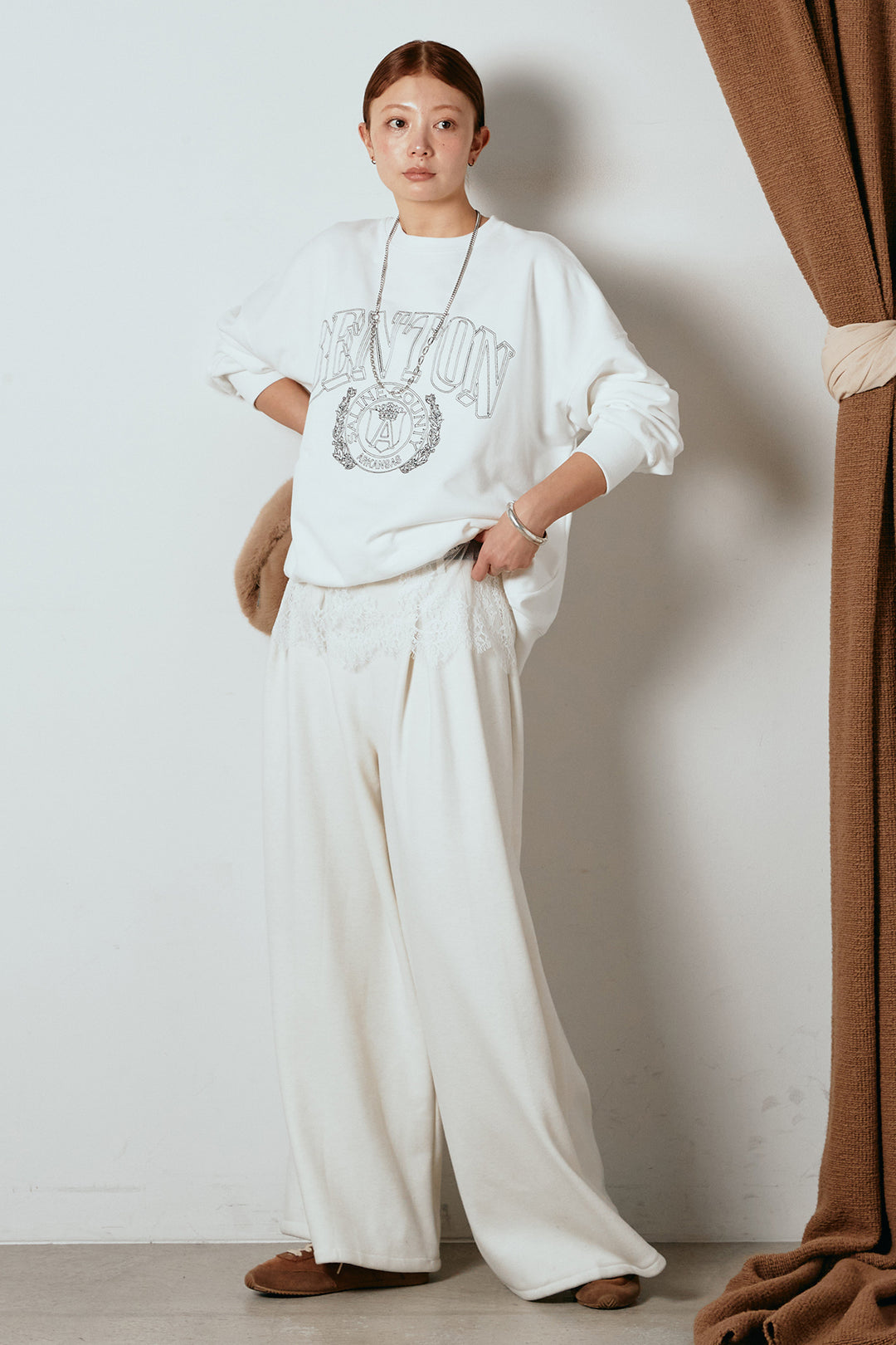 [SET]フロントロゴスウェットプルオーバー+カップ付きレースドッキングキャミソール+フェイクレザー太ベルト付きタックワイドパンツ(3set)