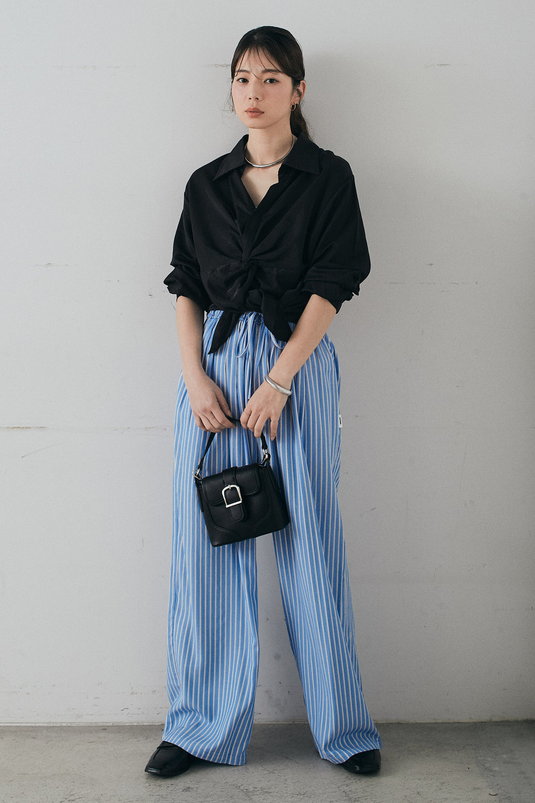 [SET]裾巻きツイストデザインシャツ+レーヨンストライプイージーワイドパンツ(2set)