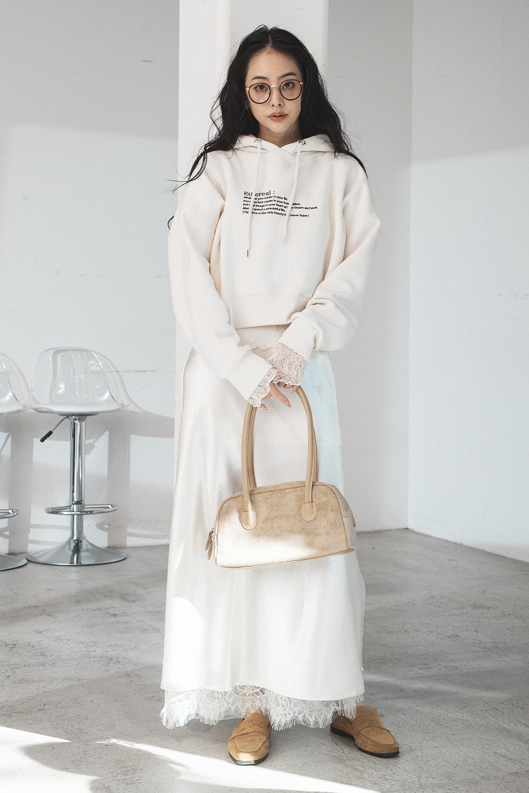 [SET]裏起毛レタリング刺繍フーディショートプルオーバー+ストレッチレースクルーネックインナー+裾レースデザインサテンスカート(3set)