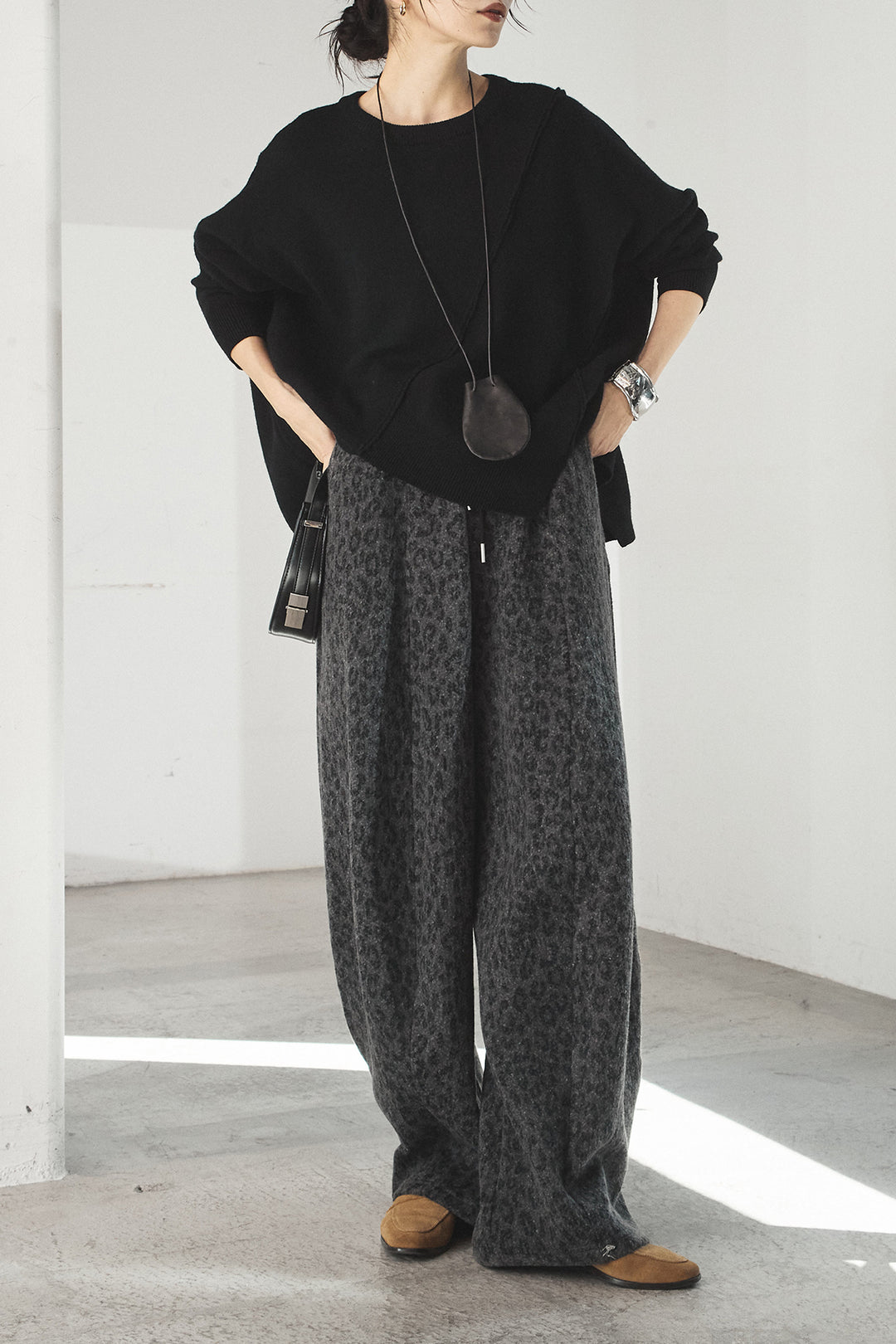 [SET]アシンメトリーデザインニットトップス+リラックスレオパード柄ワイドパンツ(2set)