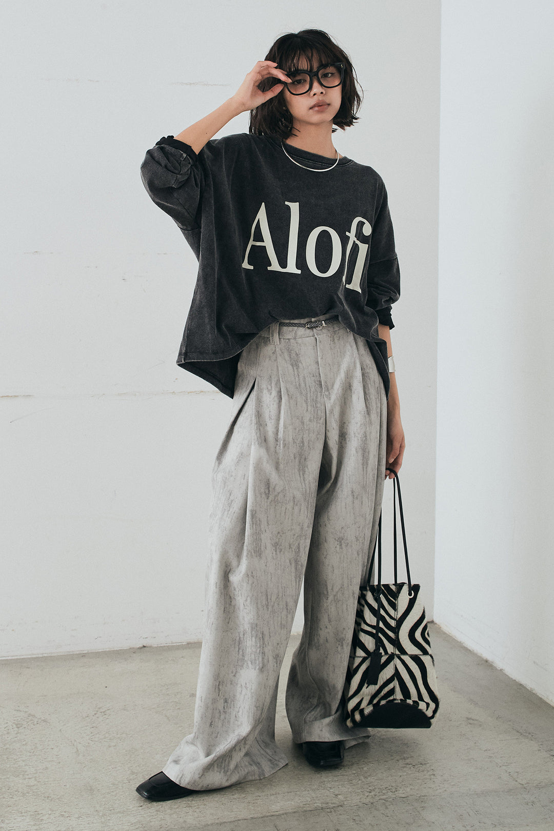 [SET]裾センタードロストロゴプリントワイドTシャツ+紐ベルト付きかすれ柄ワイドスラックス(2set)