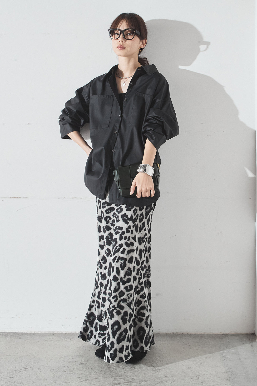 [SET]ウォッシャブルエコレザービックカフスシャツ+レオパードサテンナロースカート(2set)