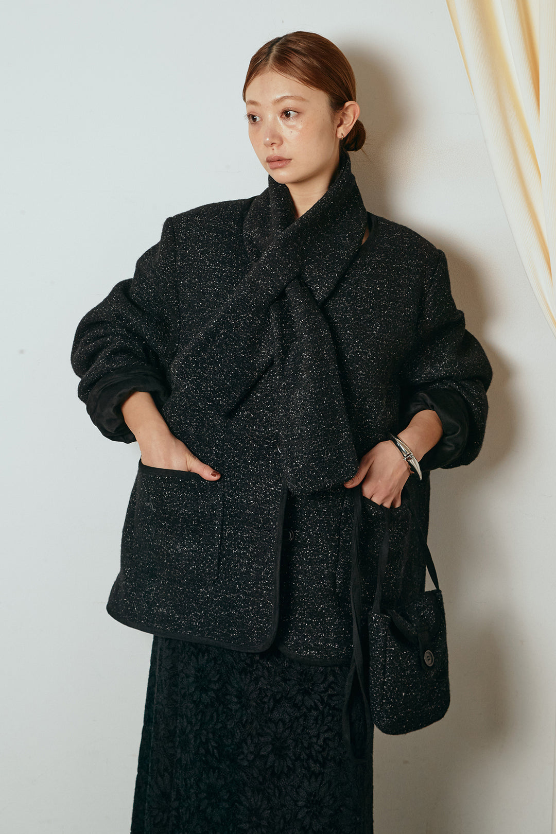 [SET]ノーカラーマフラーバッグ付きアウター+花柄刺繍ベロアフレアスカート(2set)