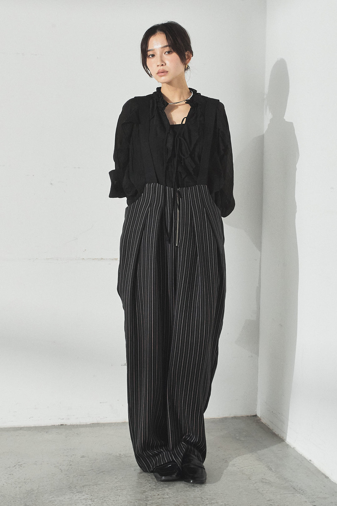 [SET]フロントリボンフリルブラウス+ピンストライプツータックサロペット(2set)