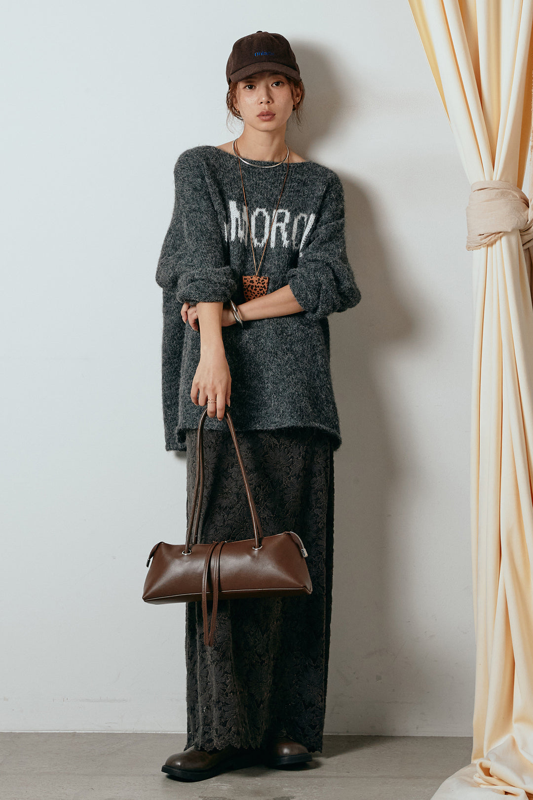 [SET]フロントロゴデザインニットトップス+花柄刺繍ベロアフレアスカート(2set)