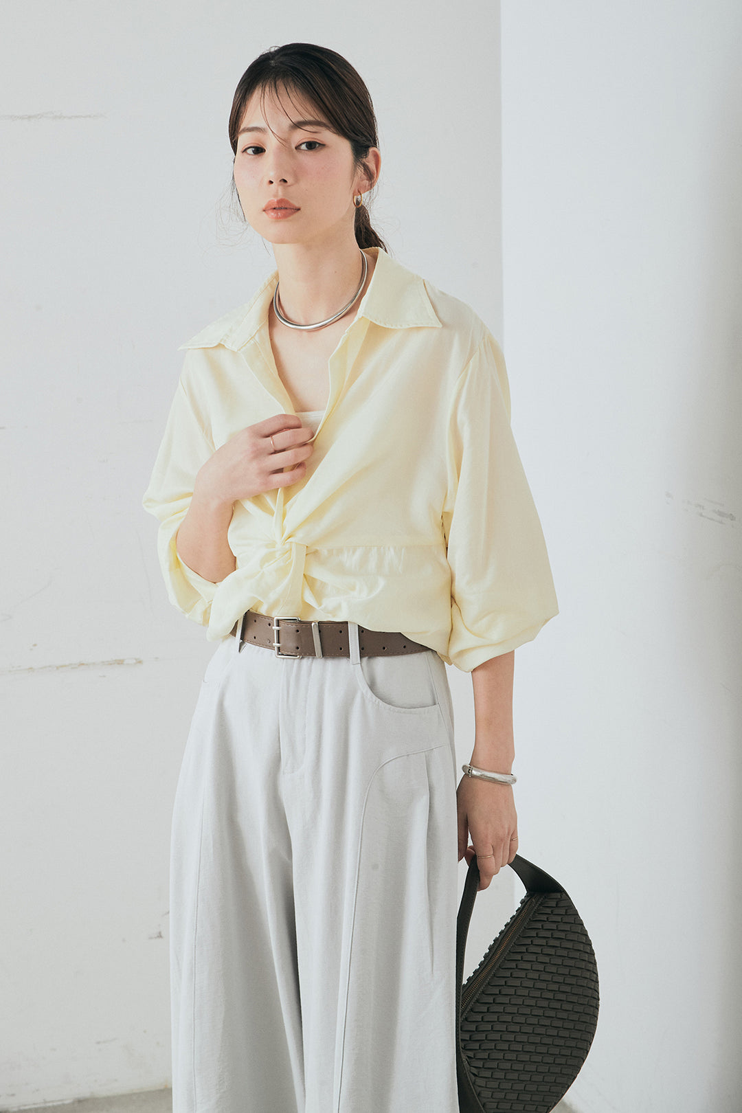 [SET]裾巻きツイストデザインシャツ+ベルト付きサイドタックワイドパンツ(2set)