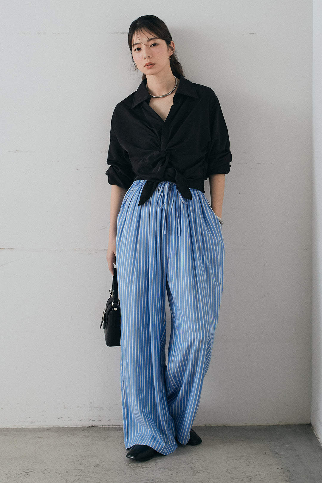 [SET]裾巻きツイストデザインシャツ+レーヨンストライプイージーワイドパンツ(2set)