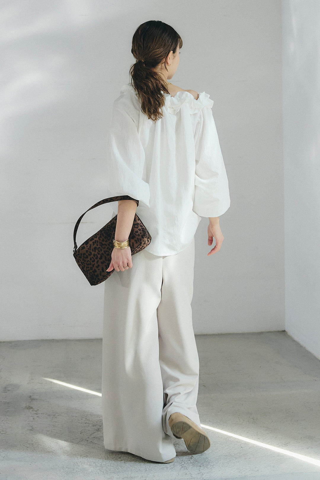 [SET]ネックフリルデザインブラウス+ベルト付きツータックワイドパンツ(2set)