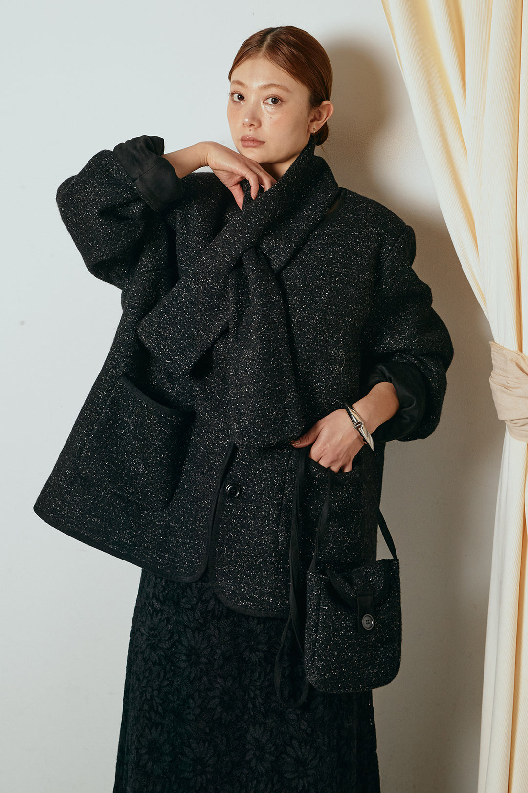 [SET]ノーカラーマフラーバッグ付きアウター+花柄刺繍ベロアフレアスカート(2set)