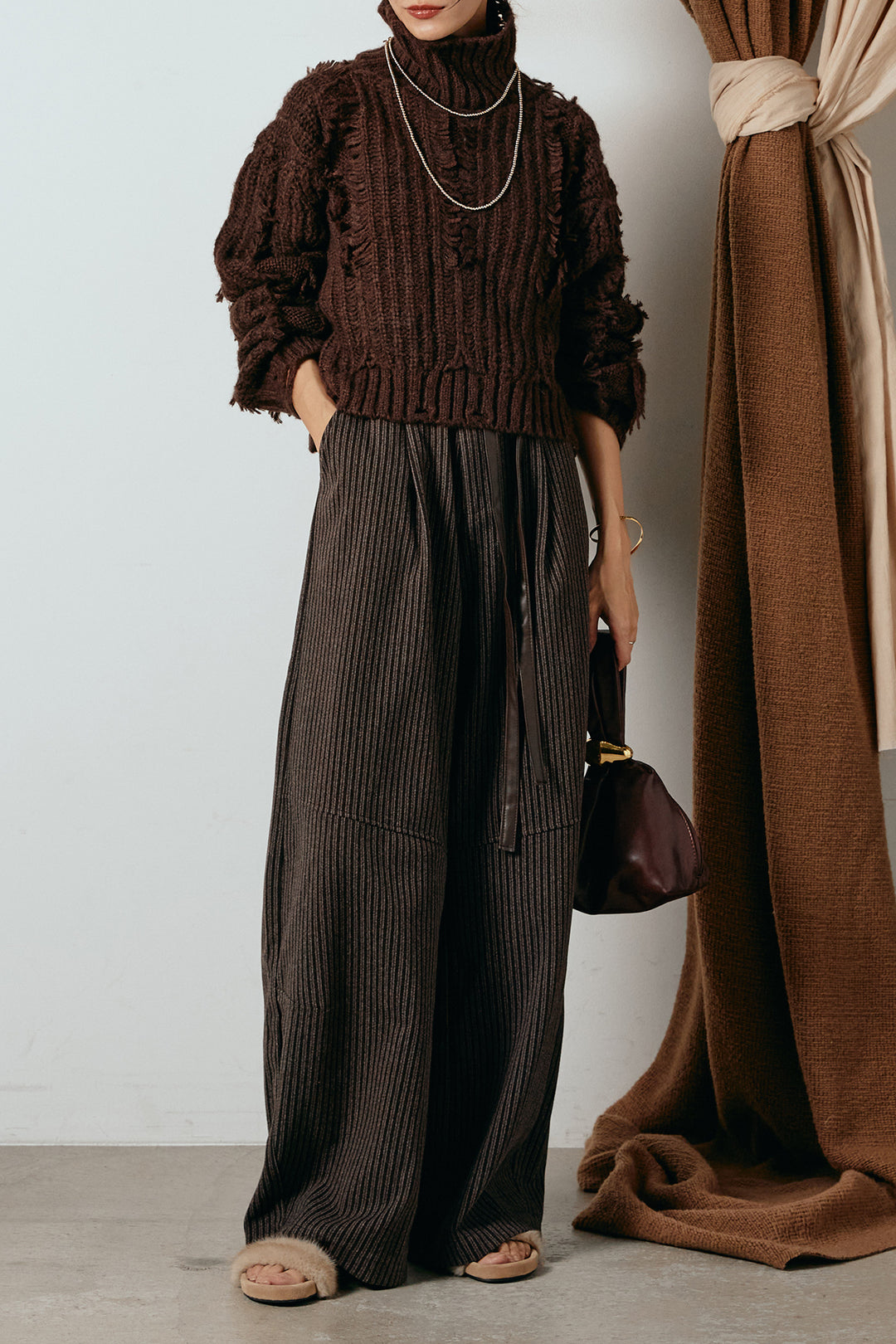 [SET]フリンジタートルショートニット+レザーライク配色ストライプパンツ(2set)