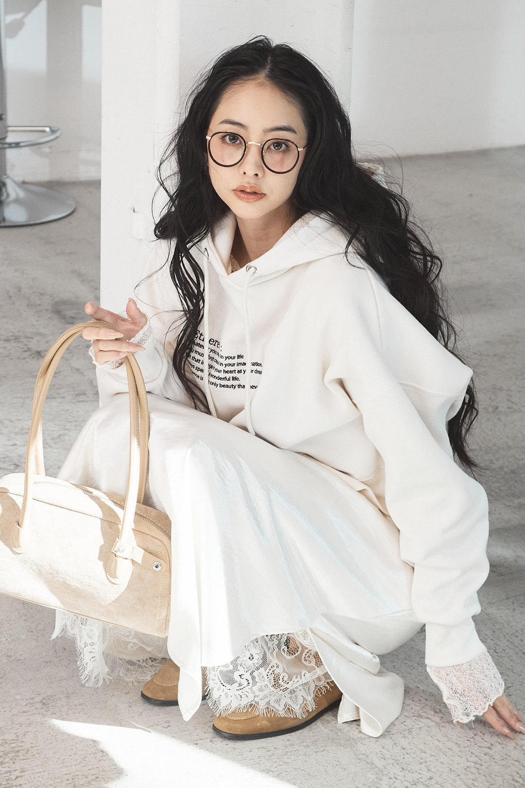 [SET]裏起毛レタリング刺繍フーディショートプルオーバー+ストレッチレースクルーネックインナー+裾レースデザインサテンスカート(3set)