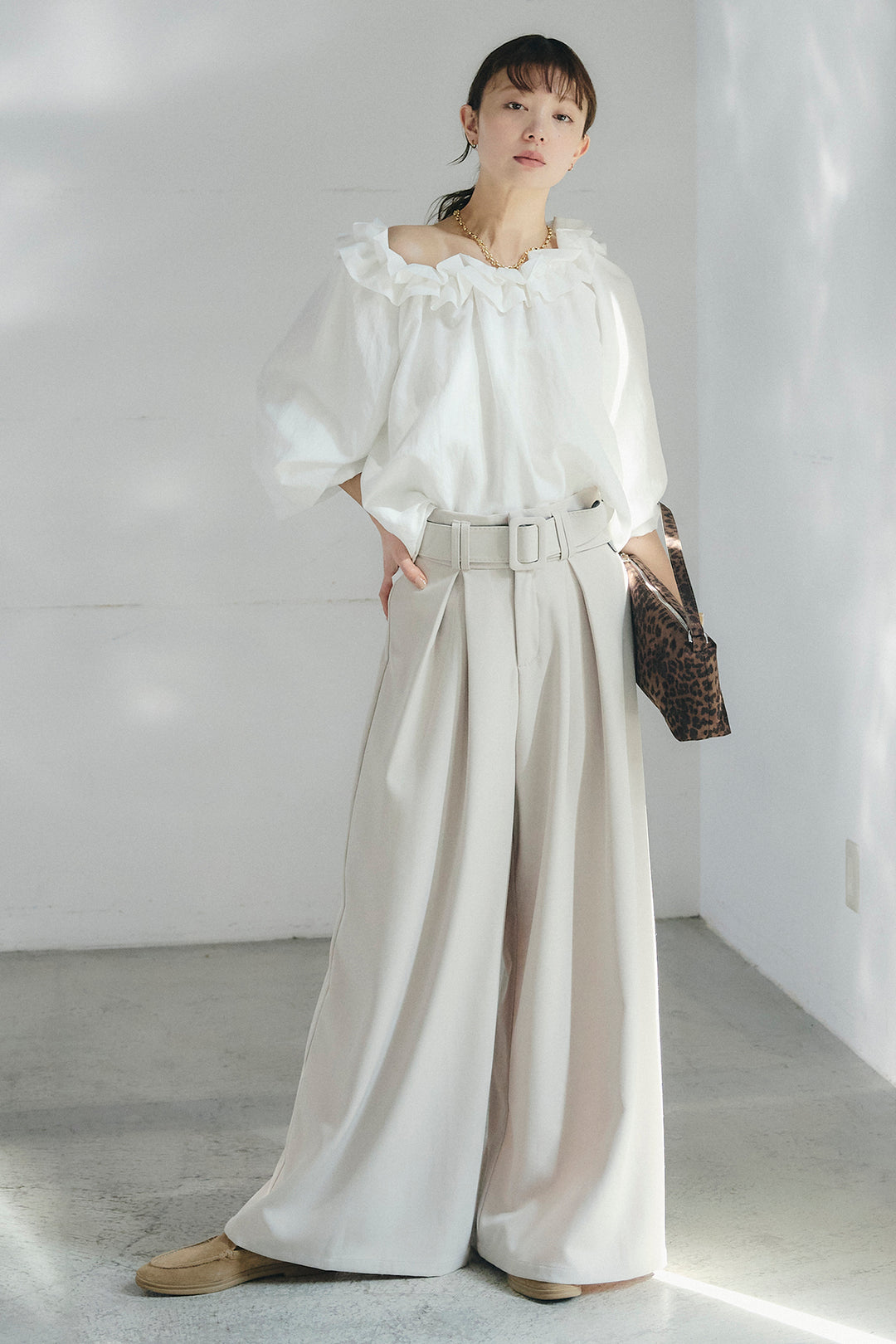 [SET]ネックフリルデザインブラウス+ベルト付きツータックワイドパンツ(2set)