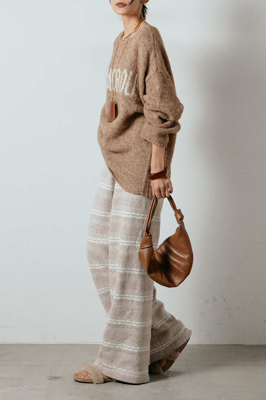 [SET]フロントロゴデザインニットトップス+マルチライン柄リラックスニットパンツ(2set)