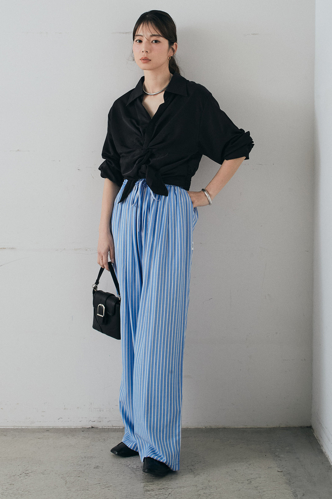 [SET]裾巻きツイストデザインシャツ+レーヨンストライプイージーワイドパンツ(2set)