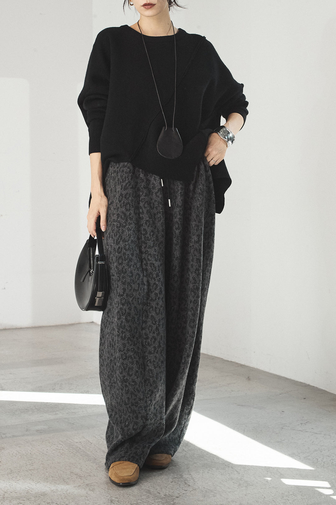 [SET]アシンメトリーデザインニットトップス+リラックスレオパード柄ワイドパンツ(2set)