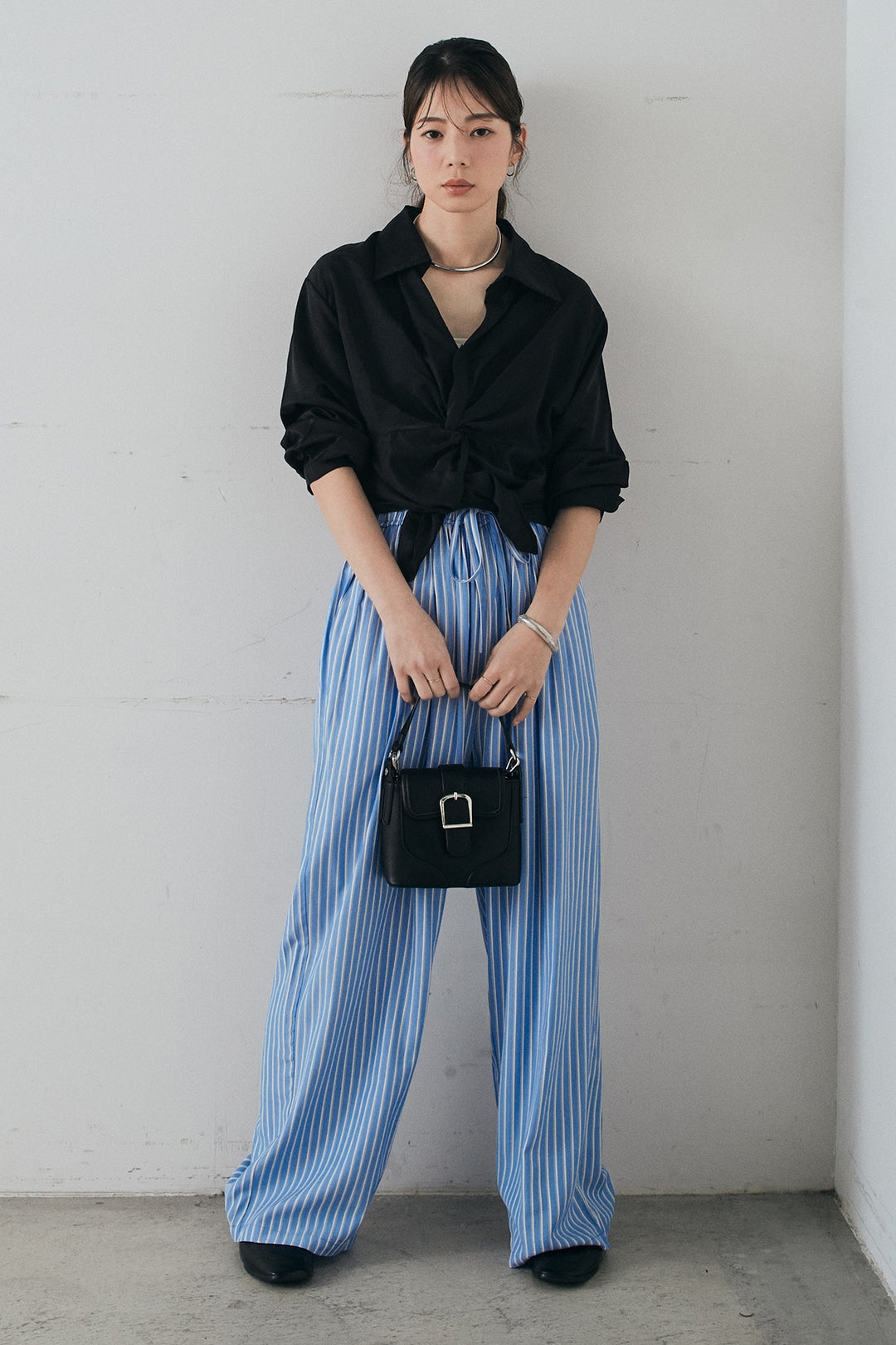 [SET]裾巻きツイストデザインシャツ+レーヨンストライプイージーワイドパンツ(2set)
