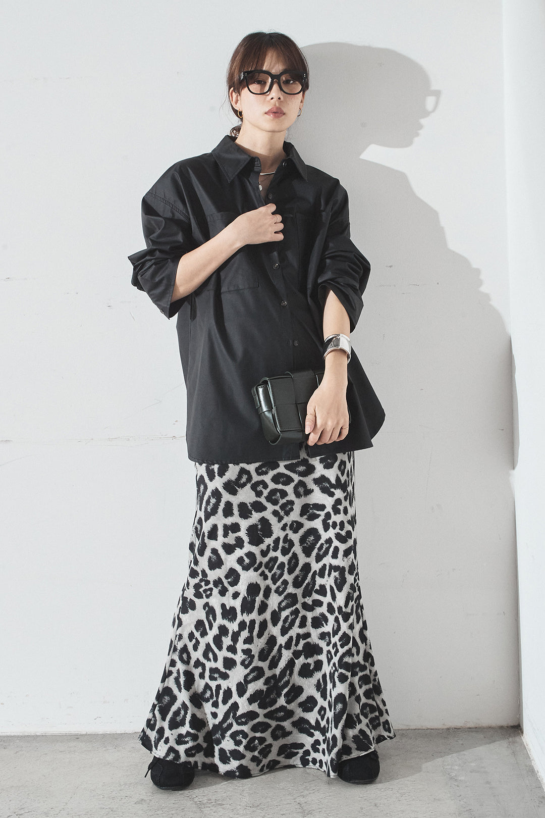 [SET]ウォッシャブルエコレザービックカフスシャツ+レオパードサテンナロースカート(2set)