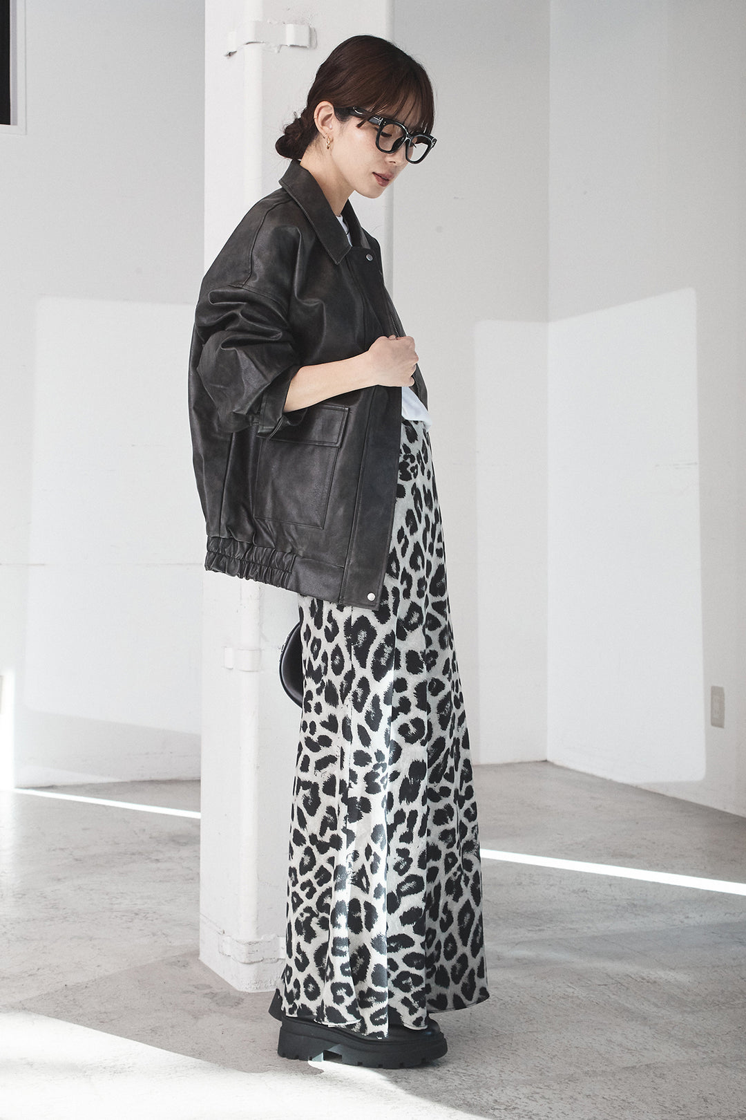 [SET]レザーライクオーバーサイズブルゾン+レオパードサテンナロースカート(2set)