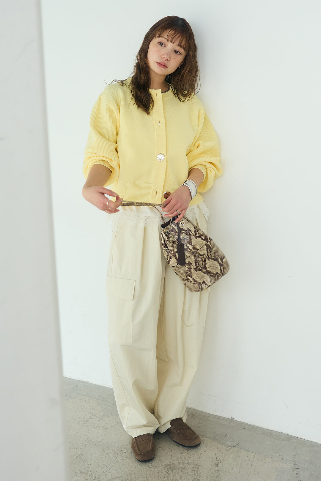 [SET]スポンディッシュBIGボタンクルーネックカーディガン+撥水ジョガーパンツ+ブロード切り替えぺプラムタンク(3set)