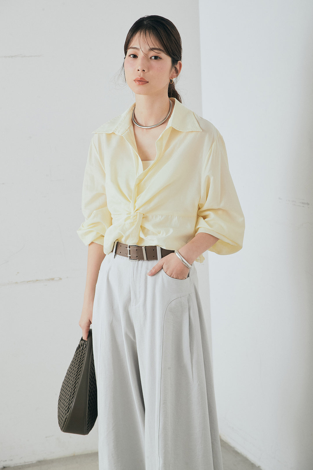 [SET]裾巻きツイストデザインシャツ+ベルト付きサイドタックワイドパンツ(2set)