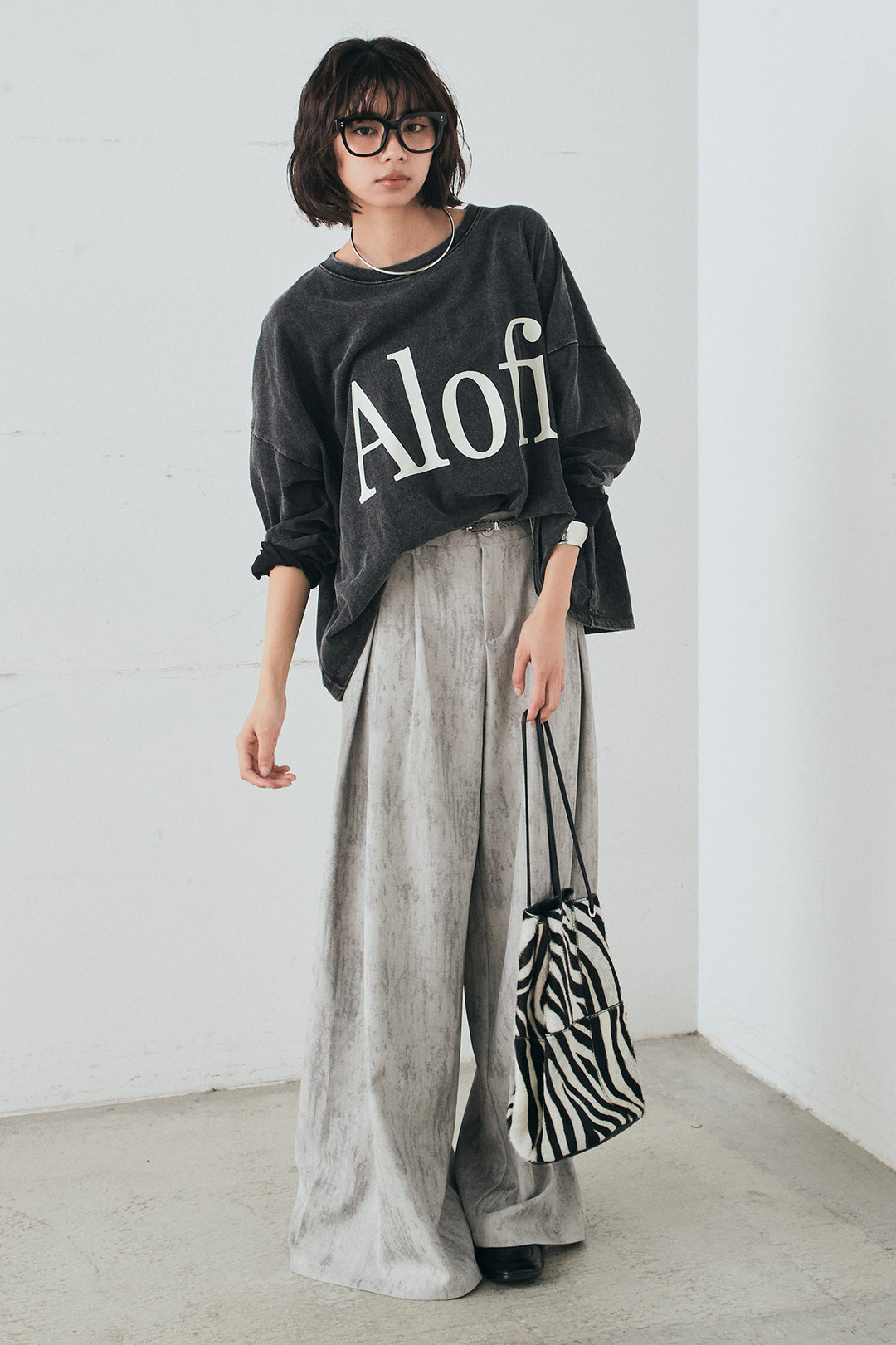 [SET]裾センタードロストロゴプリントワイドTシャツ+紐ベルト付きかすれ柄ワイドスラックス(2set)