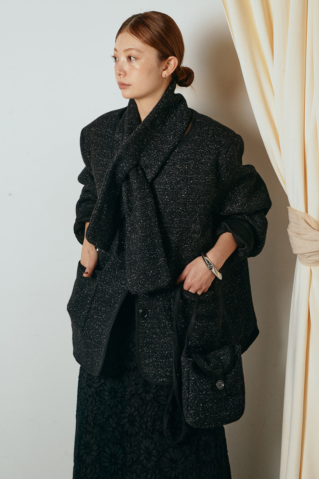 [SET]ノーカラーマフラーバッグ付きアウター+花柄刺繍ベロアフレアスカート(2set)