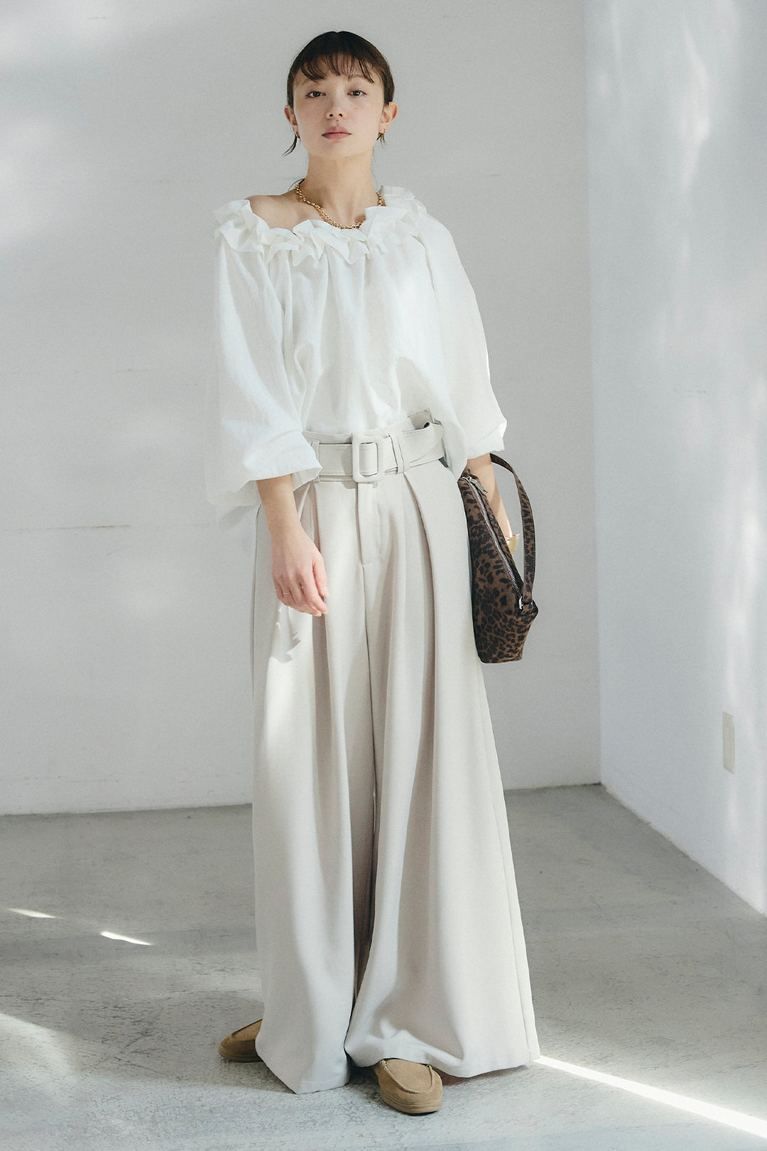 [SET]ネックフリルデザインブラウス+ベルト付きツータックワイドパンツ(2set)