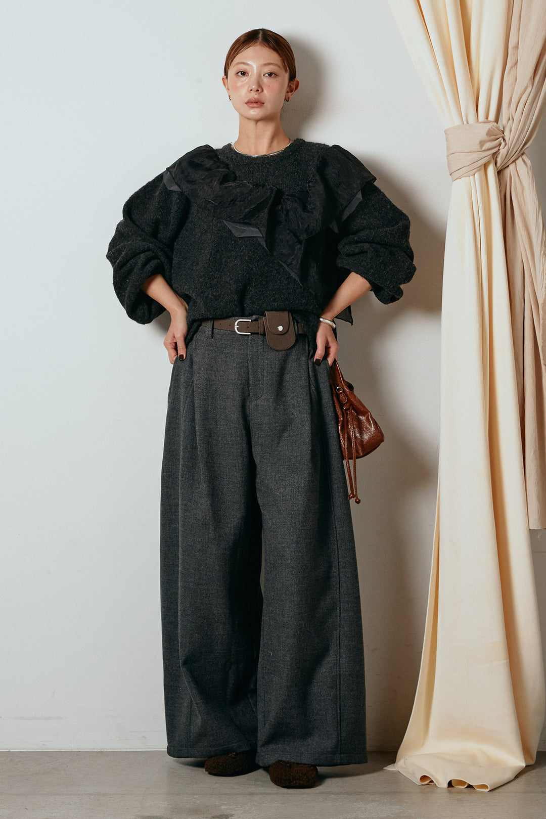 [SET]アシンメトリーフリルニットトップス+ポーチベルト付きカーブパンツ(2set)