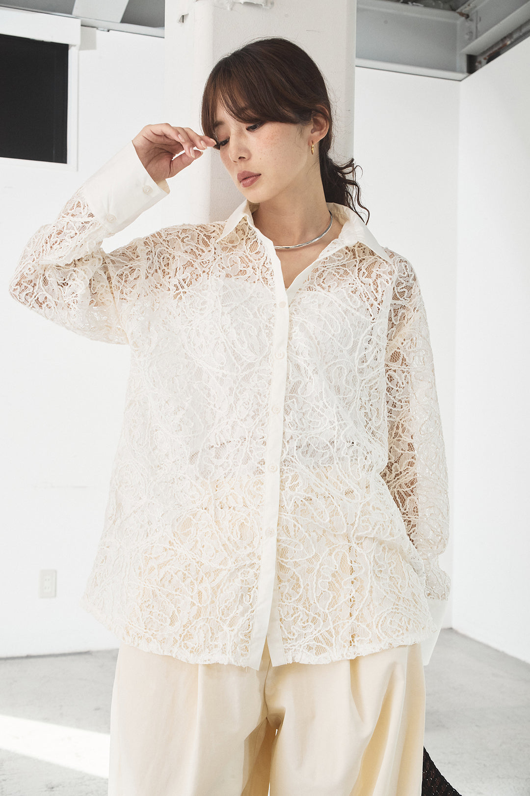 [SET]刺繍レースオーバーサイズシャツ+合繊ツイルパイピングタックカーブパンツ(2set)