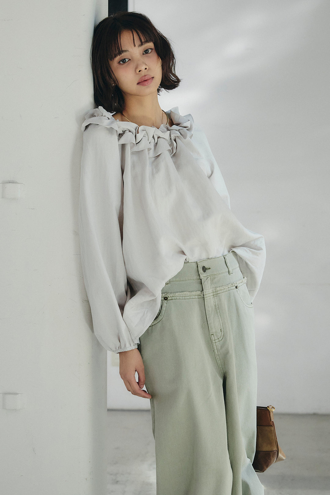 [SET]ネックフリルデザインブラウス+ウエスト裁ち切りデニムワイドパンツ(2set)