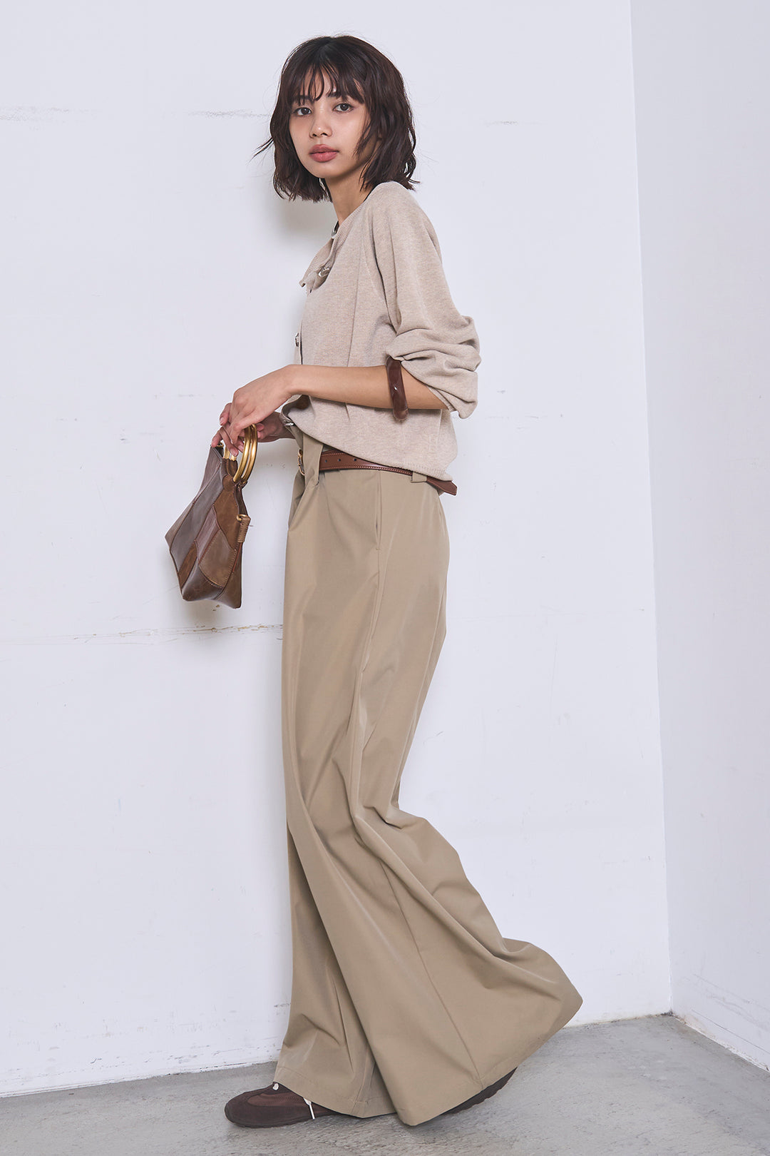 [SET]リサイクルポリニュアンス釦カーデ+ベルトループデザインハイウエストタックパンツ(2set)