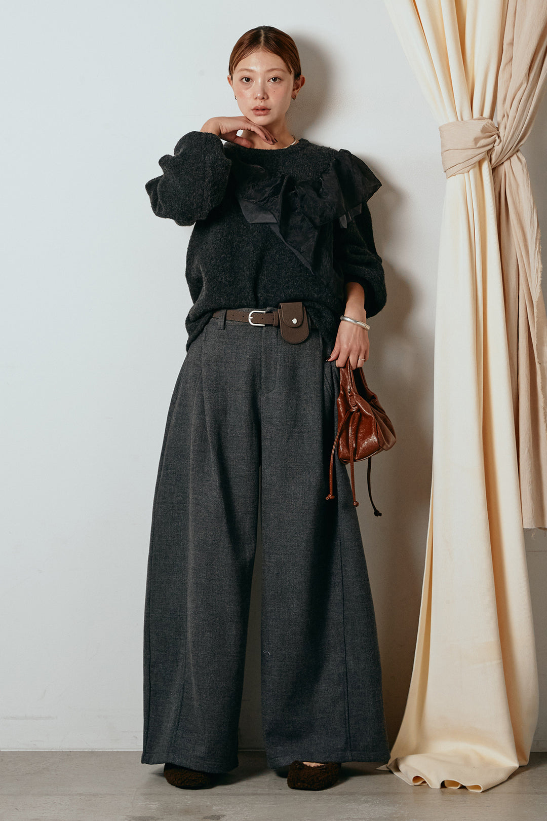 [SET]アシンメトリーフリルニットトップス+ポーチベルト付きカーブパンツ(2set)