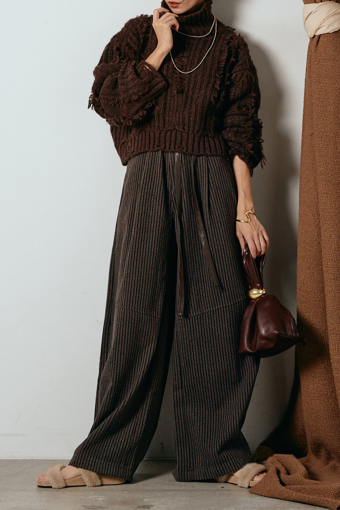 [SET]フリンジタートルショートニット+レザーライク配色ストライプパンツ(2set)