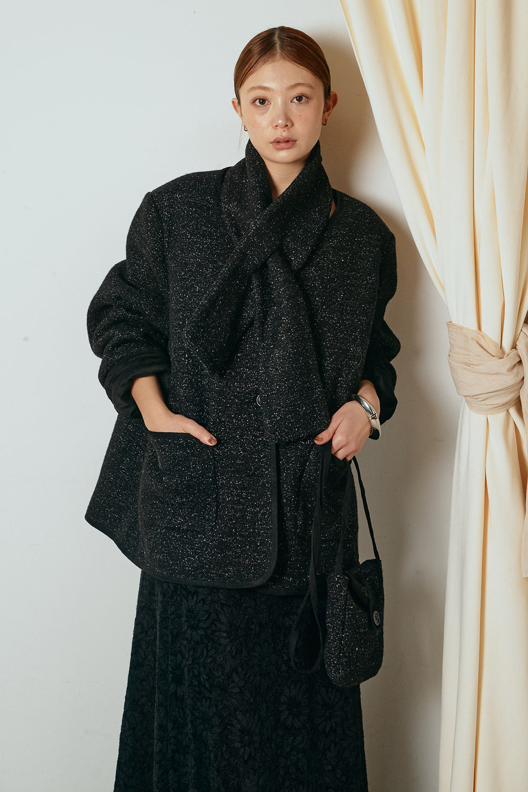 [SET]ノーカラーマフラーバッグ付きアウター+花柄刺繍ベロアフレアスカート(2set)